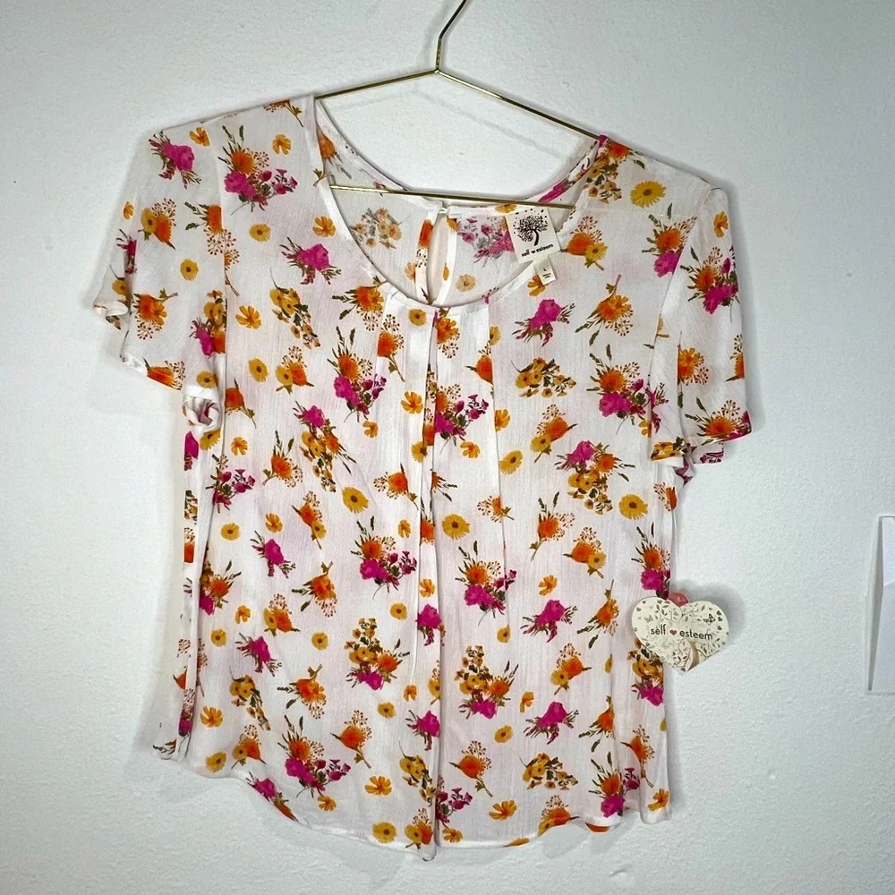 🆕 Self Esteem White Floral Short Sleeve Top